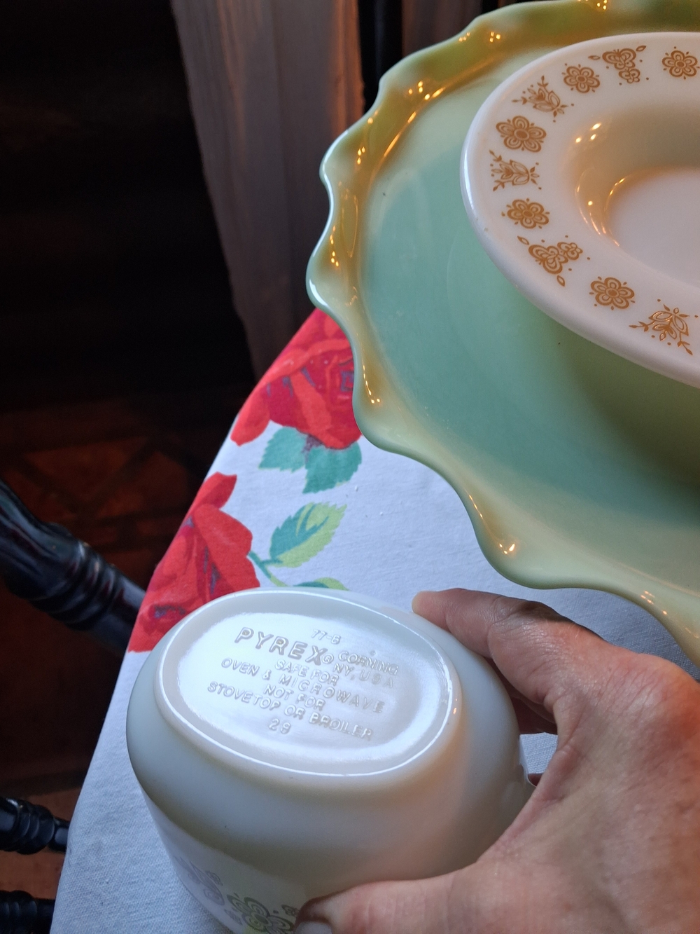 Pyrex White Gravy Boat with Gold Floral Design and Underplate/butterfly Gold - Picture 2 of 4